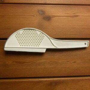 Vintage Rubbermaid Cream/White Handheld Strainer Colander with Handle (#2930)